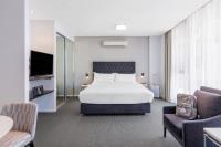 Meriton Suites Campbell Street Sydney image 3