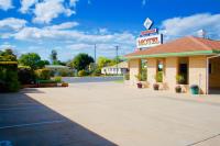 Buckaroo Motor Inn image 3